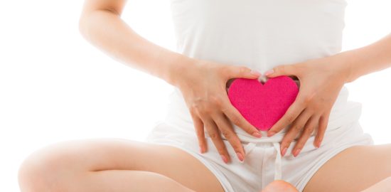 お腹にハートを持つ女性